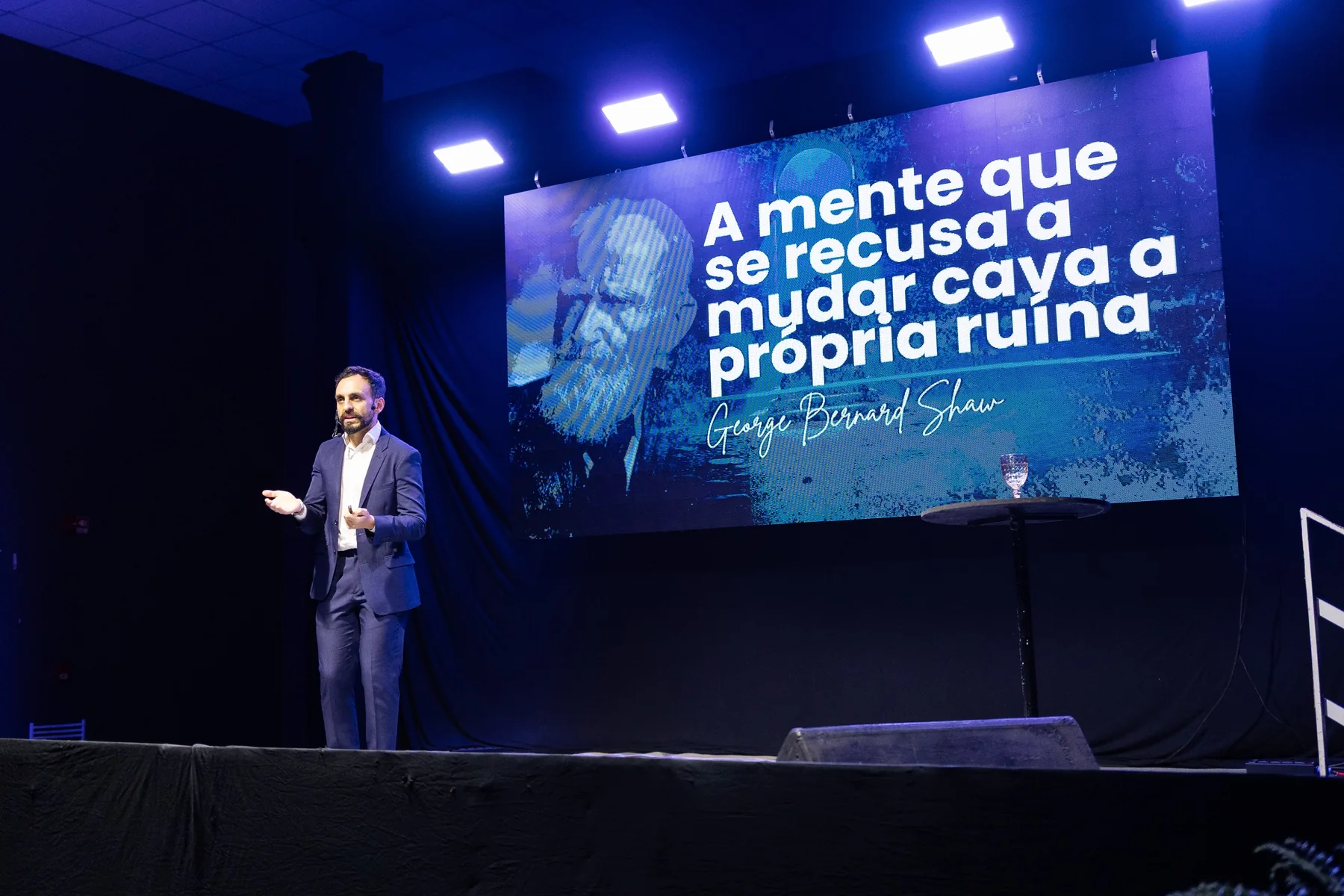 Pastor Rafael apresentando uma palestra em um grande palco